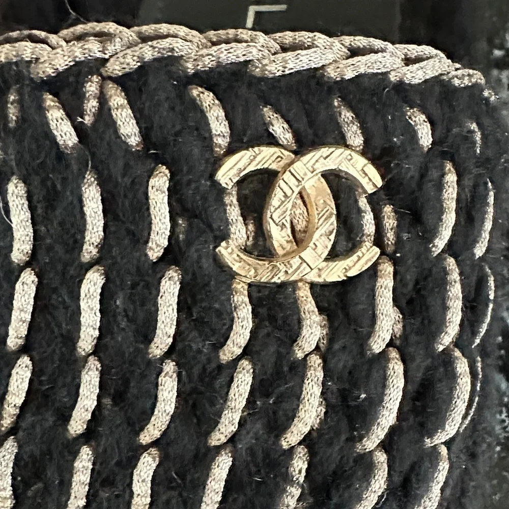 Chanel Women's Black and Gold Slippers - Picture 4 of 4